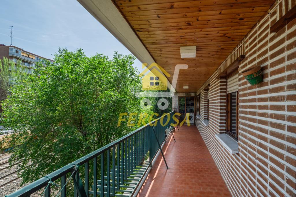 Una inversión con visión de futuro: Adquiere metros y calidad de vida en una de las mejores fincas de Móstoles. El precio refleja el potencial de una vivienda de estas dimensiones y prestaciones, permitiéndote margen para reformarla totalmente a tu gusto y convertirla en una propiedad de lujo valorada muy por encima del precio de compra.
FINANCIACION 100% con las mejores condiciones del mercado.
ESTE PUEDE SER TU NUEVO HOGAR.
¡Ven a visitarlo y descubre su potencial!